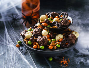 marksandspencer_HALLOWEEN2023_food_29355778_HallowSCREAM sladko-slana smes na zobani_159,90Kc.jpg